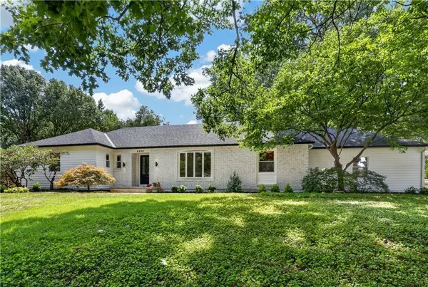8224 Linden DR, Prairie Village, KS 66208