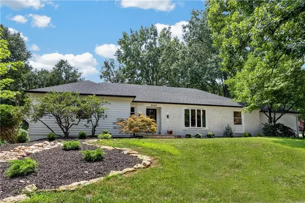 8224 Linden DR, Prairie Village, KS 66208