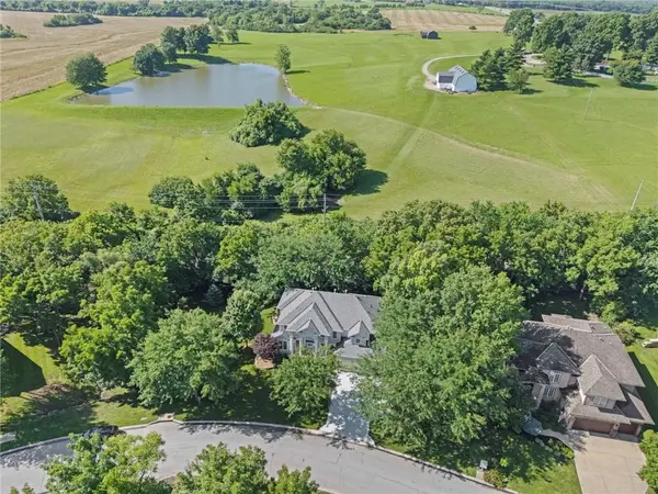 1629 SW Hedgewood LN, Lee's Summit, MO 64081