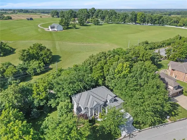 1629 SW Hedgewood LN, Lee's Summit, MO 64081