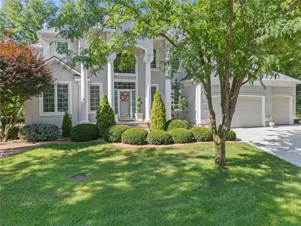 1629 SW Hedgewood LN, Lee's Summit, MO 64081