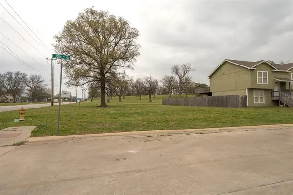 202 E John ST, Coffeyville, KS 67337