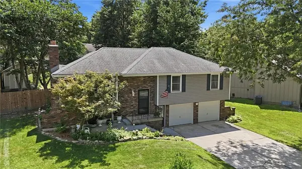 1113 SE 2nd TER, Lee's Summit, MO 64063
