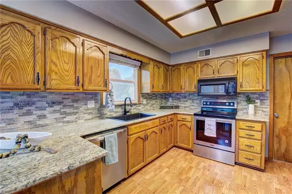 1231 NE DEERBROOK CIR, Lee's Summit, MO 64086