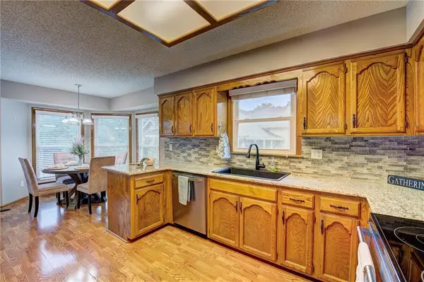 1231 NE DEERBROOK CIR, Lee's Summit, MO 64086