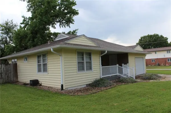 1103 Signor ST, Humboldt, KS 66748