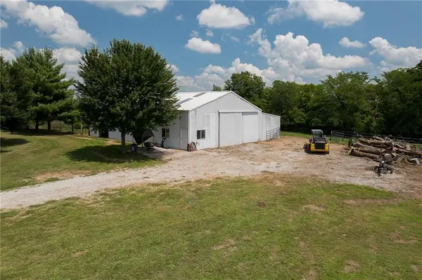 10700 SE Crabapple RD, Agency, MO 64401