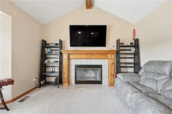 2136 SW Sterling DR, Lee's Summit, MO 64081
