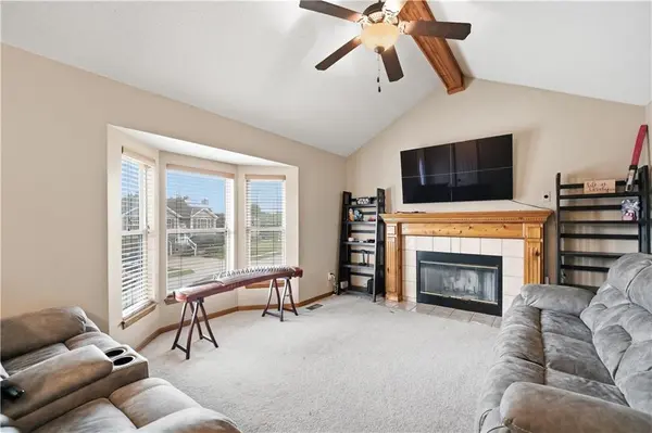 2136 SW Sterling DR, Lee's Summit, MO 64081