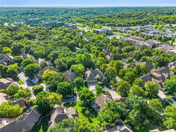 11359 El Monte CT, Leawood, KS 66211