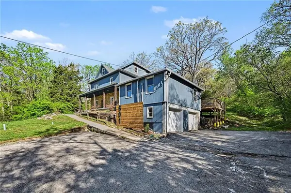 601 Kaw DR, Edwardsville, KS 66111