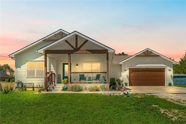 5365 Choctaw LN, Mclouth, KS 66054