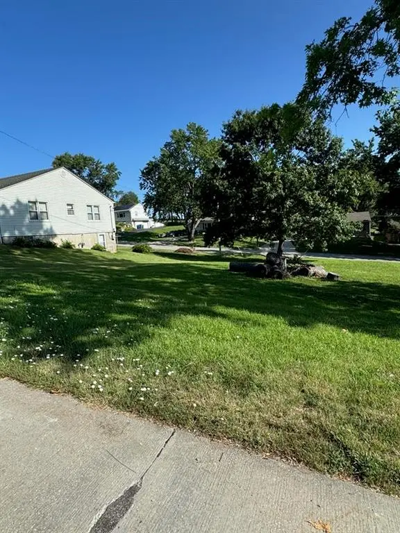 1St ST, Platte City, MO 64079