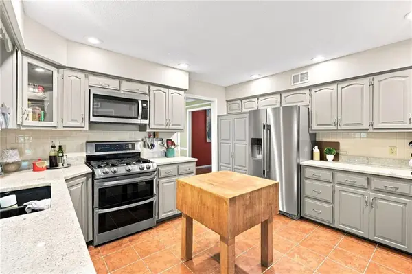 8209 Acuff LN, Lenexa, KS 66215