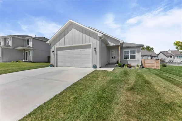 1128 S 12th TER, Louisburg, KS 66053