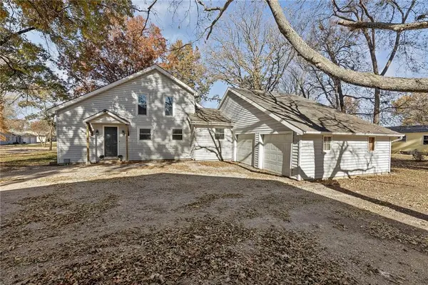 804 E 10th ST, Ottawa, KS 66067