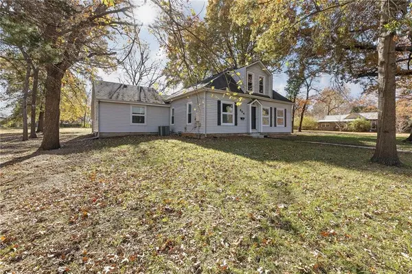804 E 10th ST, Ottawa, KS 66067