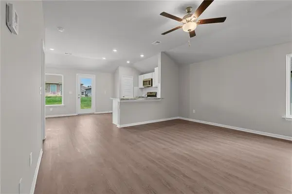 20270 W 195th ST, Spring Hill, KS 66083