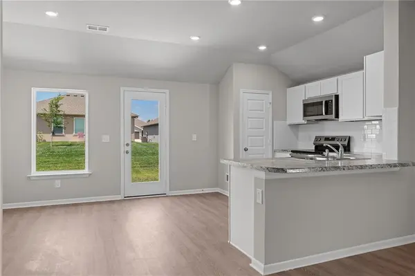 20270 W 195th ST, Spring Hill, KS 66083