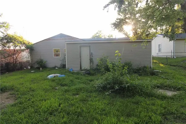3305 S Leonard RD, St Joseph, MO 64503