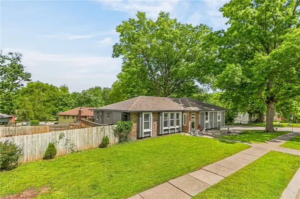 1524 Oxford CT, Liberty, MO 64068