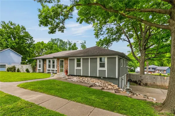 1524 Oxford CT, Liberty, MO 64068