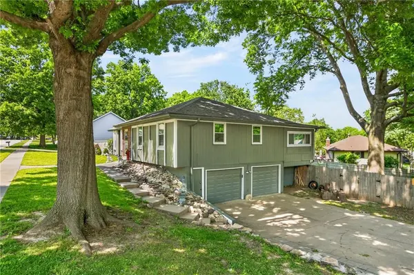 1524 Oxford CT, Liberty, MO 64068