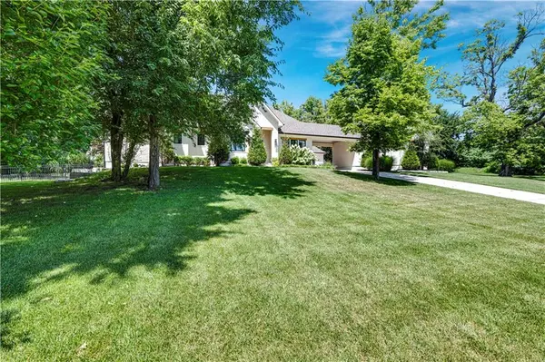 18340 Mohawk LN, Stilwell, KS 66085