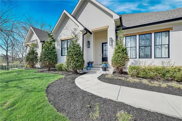 18340 Mohawk LN, Stilwell, KS 66085