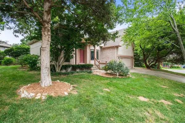 2823 S Stoneridge DR, Blue Springs, MO 64015