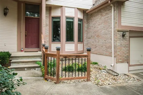 2823 S Stoneridge DR, Blue Springs, MO 64015