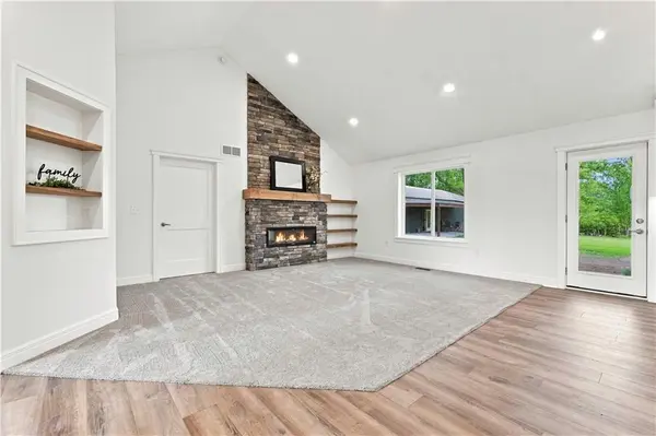 3222 Pryor RD, Lee's Summit, MO 64082
