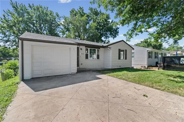8033 NE San Rafael DR, Kansas City, MO 64119