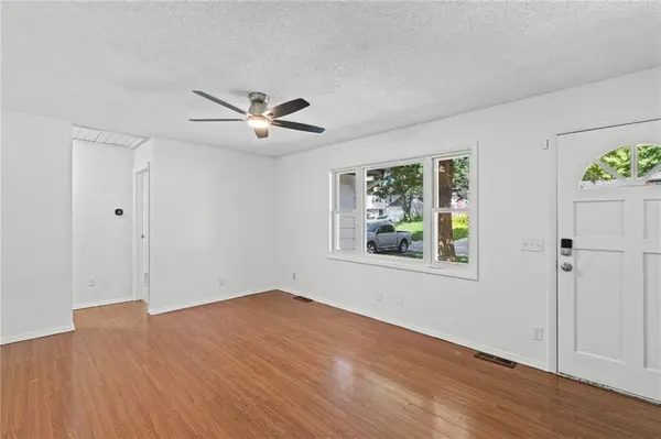 8033 NE San Rafael DR, Kansas City, MO 64119