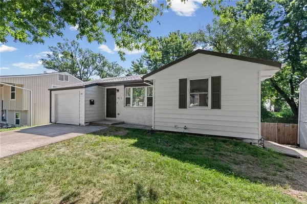 8033 NE San Rafael DR, Kansas City, MO 64119