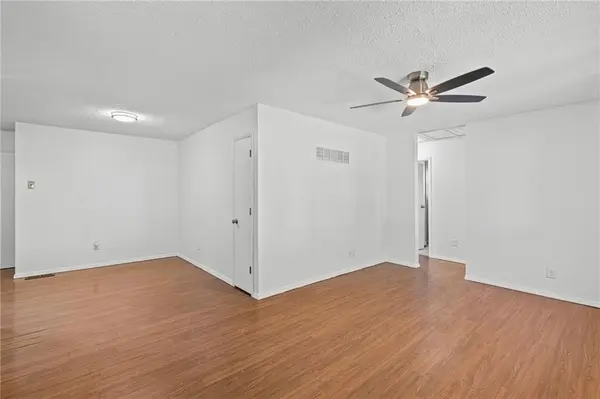 8033 NE San Rafael DR, Kansas City, MO 64119