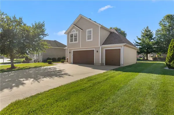 804 SW 34th TER, Lee's Summit, MO 64082