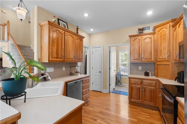 804 SW 34th TER, Lee's Summit, MO 64082