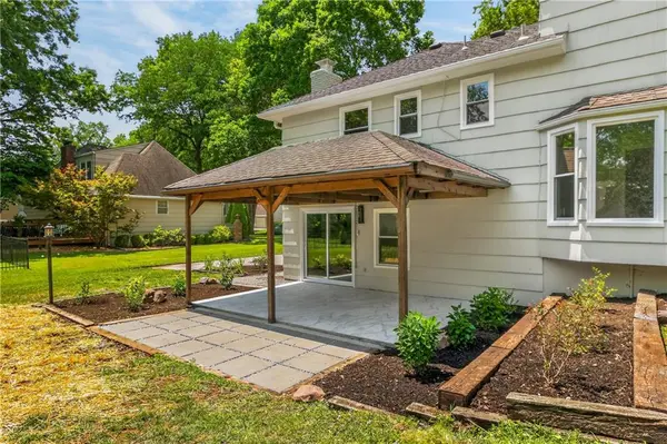10505 Belinder RD, Leawood, KS 66206