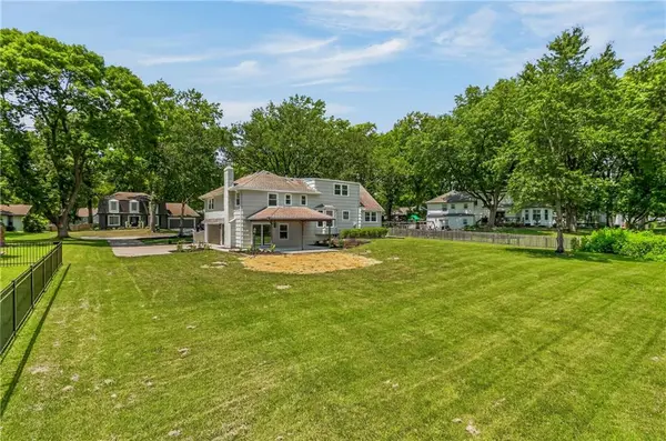 10505 Belinder RD, Leawood, KS 66206