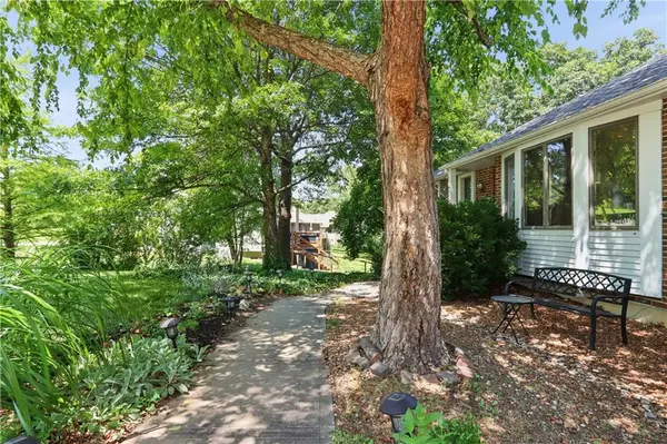 6003 Greenwood ST, Shawnee, KS 66216