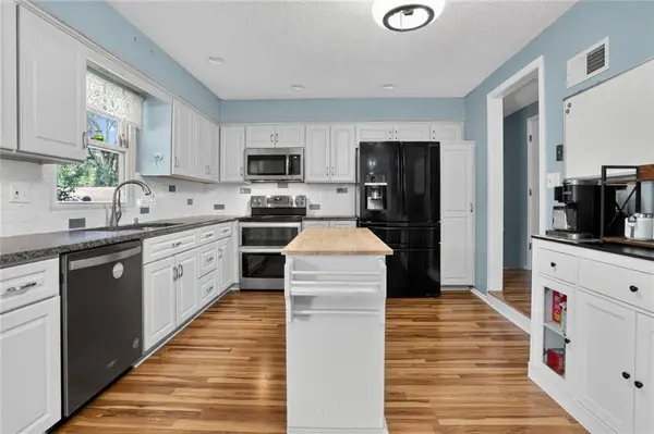 11603 W 77th ST, Lenexa, KS 66214