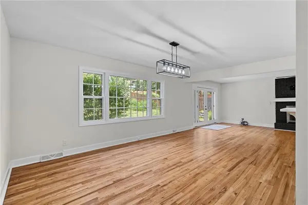 10810 Oak ST, Kansas City, MO 64114