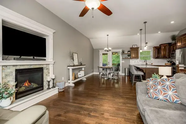 915 W 7th AVE, Kearney, MO 64060