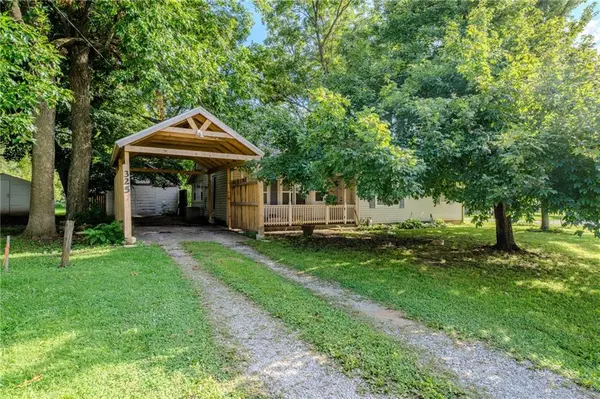 325 W Montgomery ST, Thayer, KS 66776