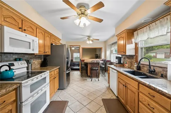 8605 W 80th TER, Overland Park, KS 66204