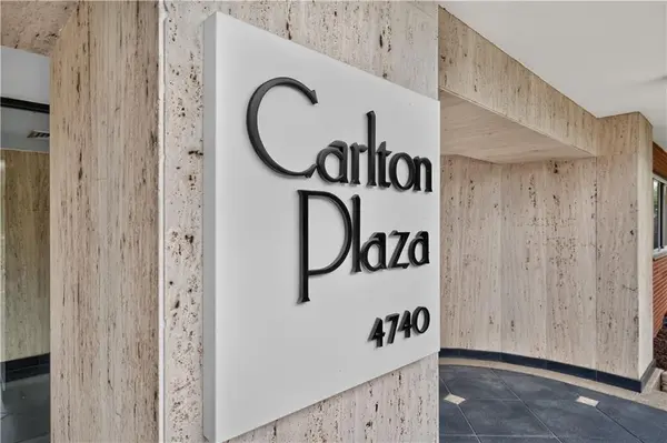 4740 Roanoke Pkwy #402, Kansas City, MO 64112
