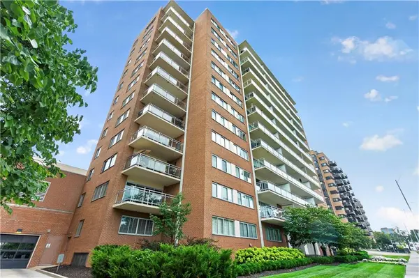 4740 Roanoke Pkwy #402, Kansas City, MO 64112