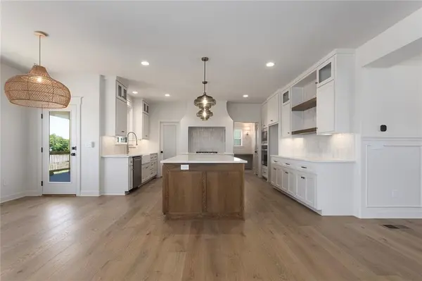 5518 NW Thousand Oaks DR, Parkville, MO 64152