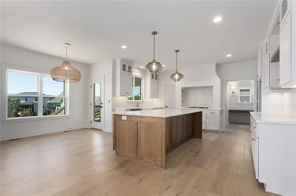 5518 NW Thousand Oaks DR, Parkville, MO 64152
